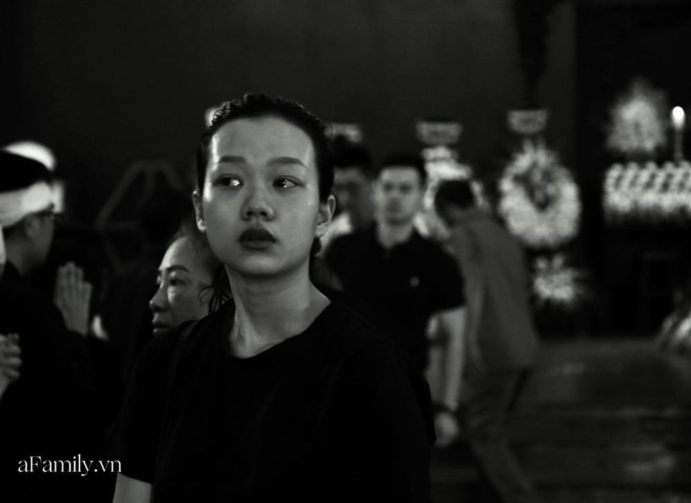 Những hình ảnh vô cùng xúc động của mẹ cố MC Diệu Linh bên di quan con gái: Trái tim người mẹ đau đớn tận cùng khi con ra đi chưa tròn 30 tuổi-6