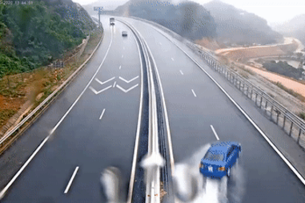 Xe ben mất lái húc nát hàng loạt ôtô trên cao tốc-1