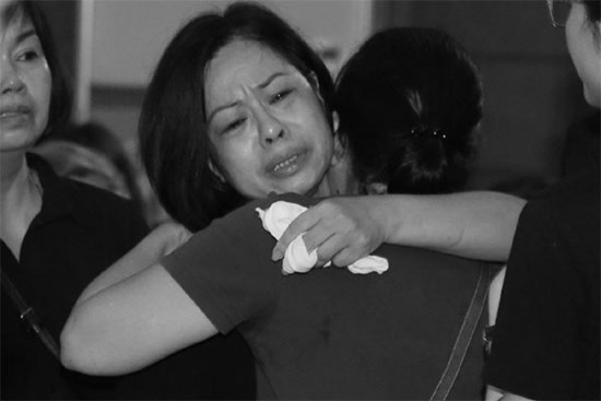 Lễ viếng nữ MC Diệu Linh vừa kết thúc, người mẹ đứng không vững khi nhìn thấy di hài con gái được đưa ra xe