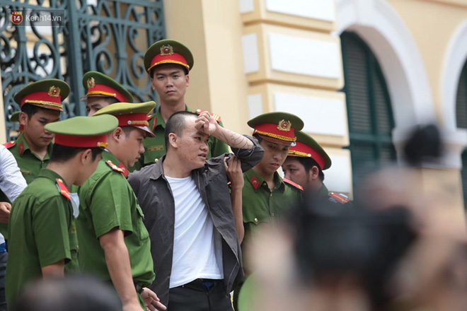 Xét xử sơ thẩm Phúc XO cùng 12 đồng phạm: Bị cáo Phúc thừa nhận thu lợi 600 triệu đồng nhưng vẫn có phần oan uổng-22