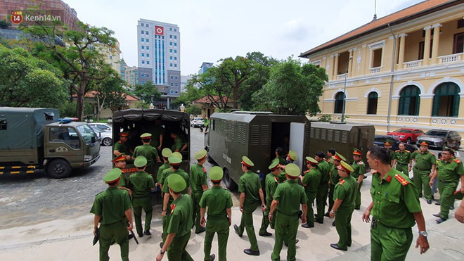 Xét xử sơ thẩm Phúc XO cùng 12 đồng phạm: Bị cáo Phúc thừa nhận thu lợi 600 triệu đồng nhưng vẫn có phần oan uổng-23