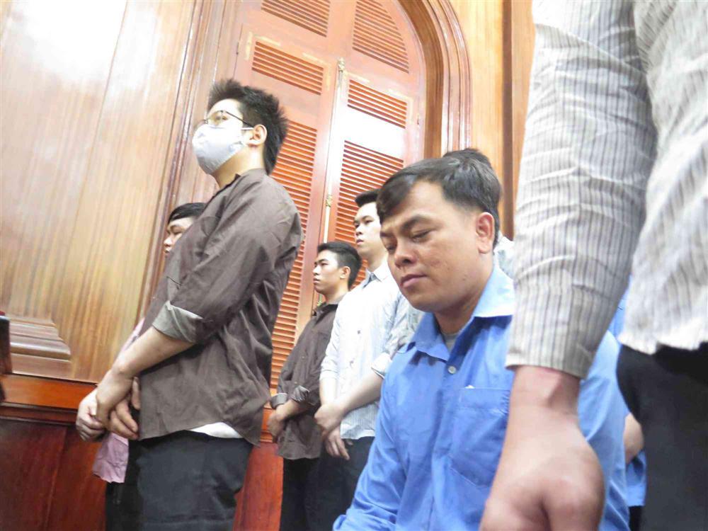 Choáng với tiết lộ từ nữ nhân viên rót bia trong quán karaoke do Phúc XO làm chủ-1