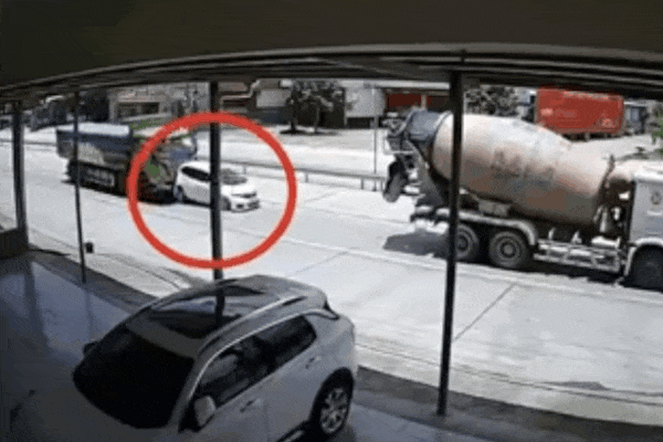 Bị xe tải húc bay vào đuôi xe bồn, xe con biến dạng hoàn toàn