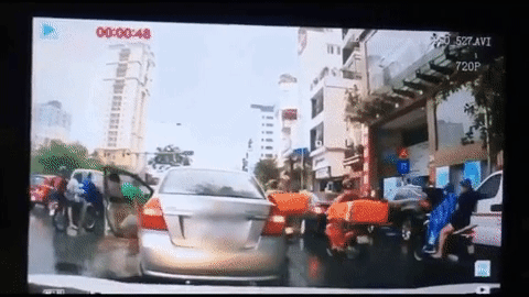 Vụ tài xế ô tô ăn hôi” chùm vải sau vụ va chạm giao thông: Chiếc xe đã bán sang tay nhiều người-1