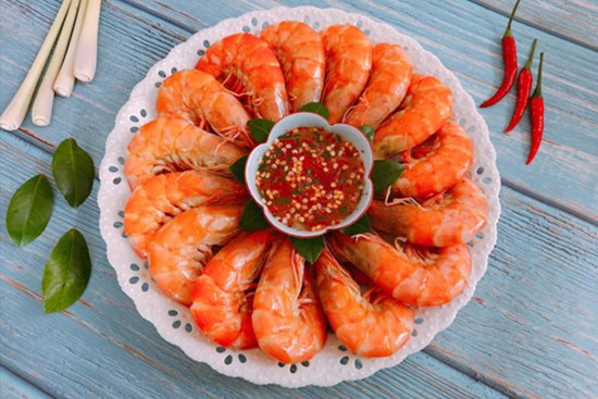 Luộc tôm dùng nước nóng hay lạnh, nhiều người làm sai bảo sao tôm khô, tanh
