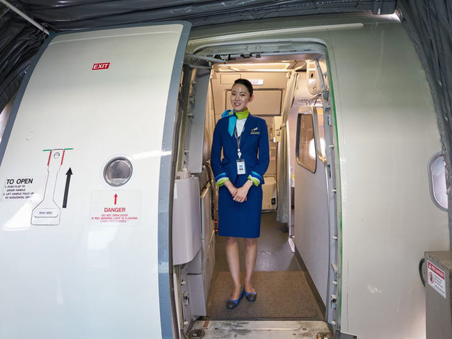 Tiếp viên hàng không ở Hàn Quốc: Công việc đẳng cấp trong mơ nhưng chịu áp lực nhan sắc, có cả gói phẫu thuật thẩm mỹ riêng-6
