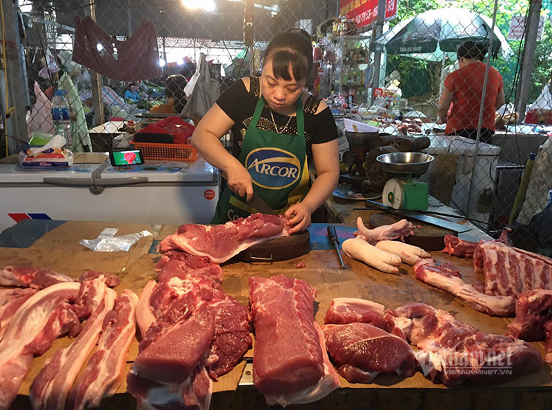 Tăng cao không chịu xuống: Dân ăn thịt lợn đắt, dân buôn lãi đầy túi-2