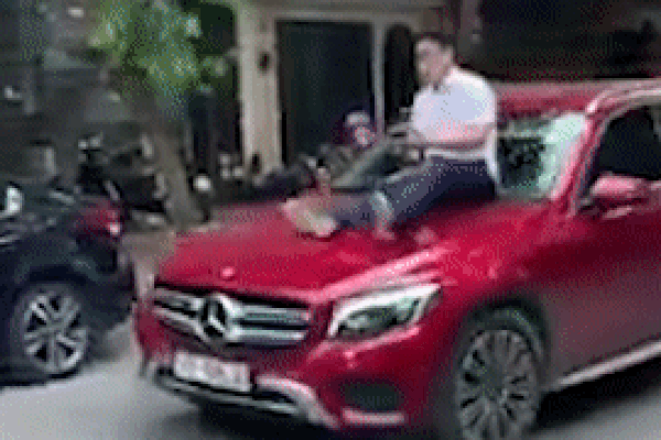 Người ngồi ghế sau mở cửa ôtô gây tai nạn cho người lái xe môtô-1