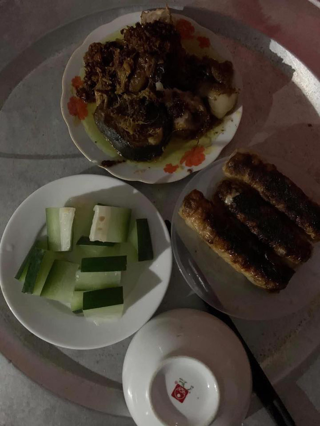 Mâm cơm nguội ngắt với món bí luộc cả vỏ nhưng anh chồng thấy hạnh phúc nhất đời, lí do thực sự khiến tất cả lặng người-2