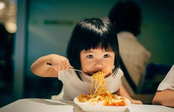 Bé gái 8 tuổi đã xuất hiện kinh nguyệt, dậy thì sớm: Nghe người mẹ tiết lộ món ăn ở nhà, bác sĩ đã khẳng định nguyên nhân-3