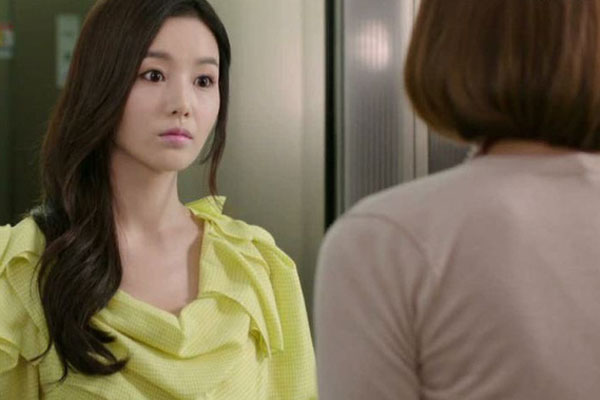 Sáng ra vừa mở cửa, tôi sửng sốt khi thấy mẹ chồng cũ ngồi vạ vật trên bậc thềm, lời thỉnh cầu sau đó của bà càng khiến tôi choáng váng-2