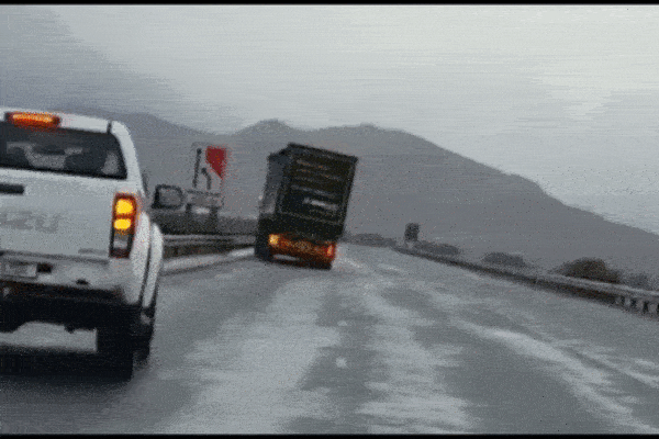 Xe container bị gió lớn quật ngã trên cao tốc