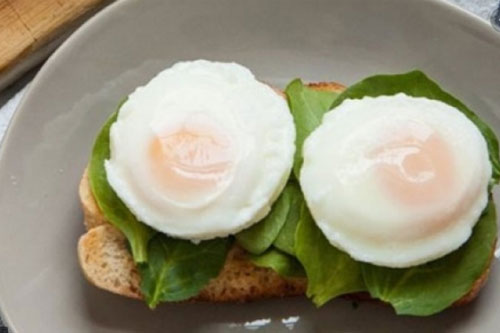 Mẹo chần trứng không bị vỡ nát, tròn trịa đẹp mắt, vụng đến mấy cũng làm được-1