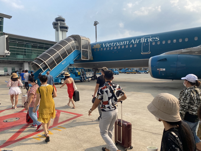 Nữ hành khách từ Huế vào TP.HCM tử vong nghi do trượt chân ngã trên xe thang máy bay-1
