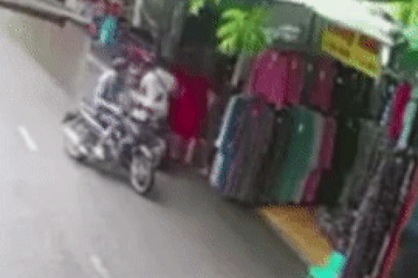 Thanh niên cướp điện thoại bị cụ bà giật mũ bảo hiểm đánh trả-1