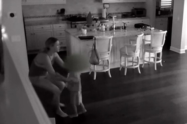 Sốc: Bé trai 18 tháng tuổi bị mẹ và người thân nhốt trong chuồng chó bẩn thỉu với hàng trăm con vật khác từ rắn, chuột đến thỏ, gà-4