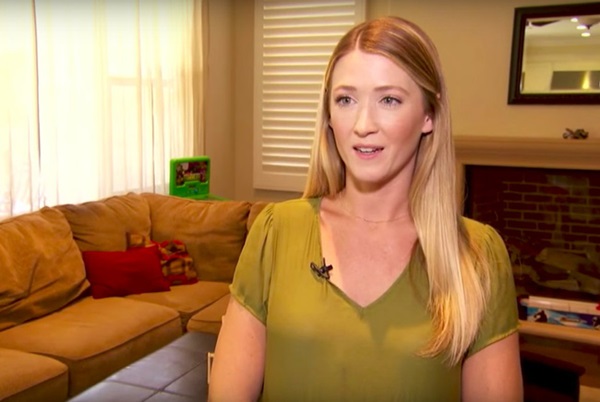 Bảo mẫu linh tính xấu nên bế bé trai 3 tuổi chạy sang nhà hàng xóm cầu cứu, bố mẹ đứa trẻ rùng mình khi xem lại camera an ninh-2