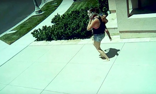 Bảo mẫu linh tính xấu nên bế bé trai 3 tuổi chạy sang nhà hàng xóm cầu cứu, bố mẹ đứa trẻ rùng mình khi xem lại camera an ninh-4