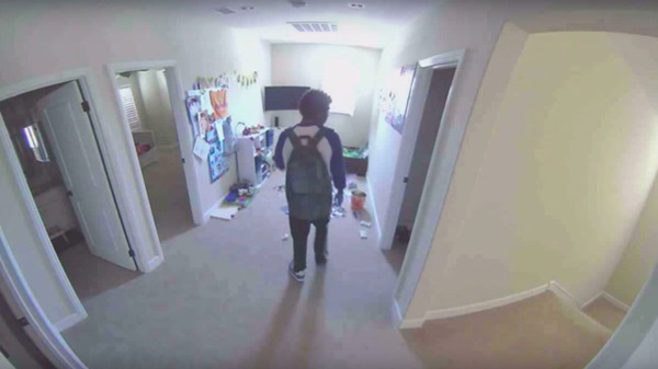 Bảo mẫu linh tính xấu nên bế bé trai 3 tuổi chạy sang nhà hàng xóm cầu cứu, bố mẹ đứa trẻ rùng mình khi xem lại camera an ninh-6
