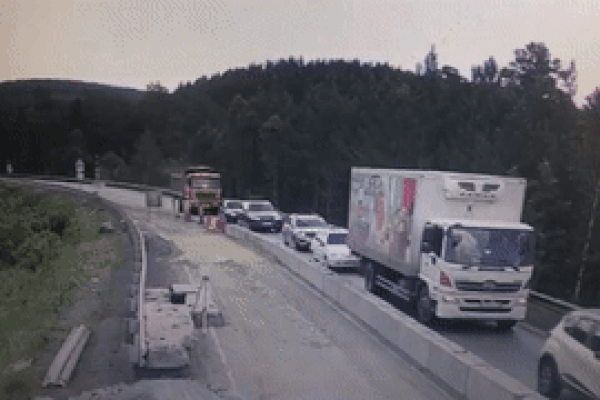 Ôtô rơi xuống đất sau khi mất lái trên cầu-1