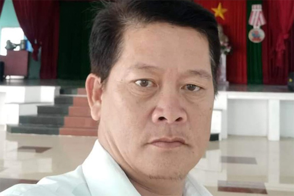 Đi học về giữa trời mưa, cậu bé bất ngờ dừng xe lại để làm 1 việc khiến người lớn cũng trầm trồ: Con ai mà ngoan thế!-1