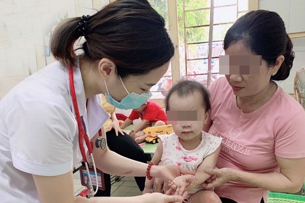 Tiếp nhận nhiều trẻ mắc bệnh tay chân miệng, phụ huynh cần cảnh giác 3 dấu hiệu sớm cảnh báo bệnh của con diễn biến nặng-1