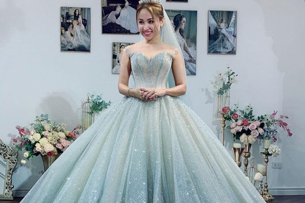 Rộ nghi vấn MC Vân Hugo đang mang thai với chồng sắp cưới, soi vòng 2 dạo gần đây là rõ-6