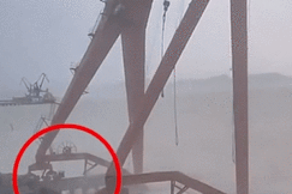 Khoảnh khắc cần cẩu khổng lồ bị gió thổi sập xuống biển