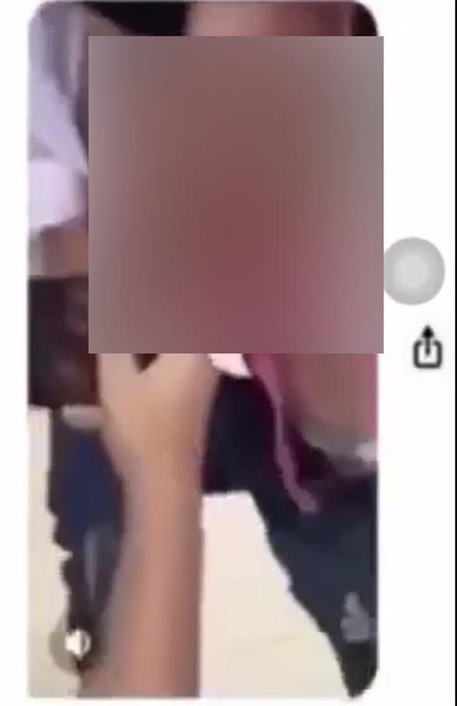 Quảng Ninh: Phẫn nộ nữ sinh bị bạn bắt nạt, lột đồ trong lớp, dùng điện thoại quay cả bộ phận nhạy cảm trên cơ thể-2