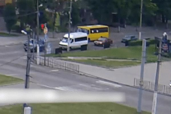 Ôtô phóng nhanh đâm vào đuôi xe bus dừng đèn đỏ