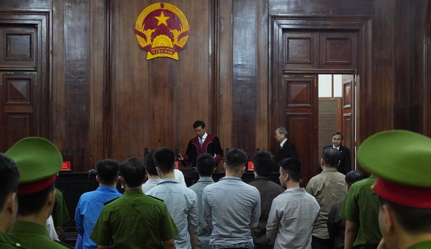 Phúc XO và các bị cáo lĩnh án, người thân khóc nghẹn sau phiên toà-1