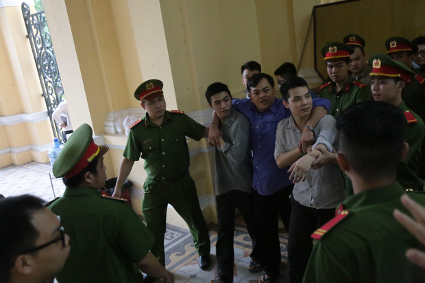 Phúc XO và các bị cáo lĩnh án, người thân khóc nghẹn sau phiên toà-3