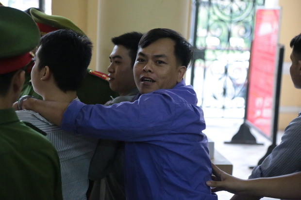 Phúc XO và các bị cáo lĩnh án, người thân khóc nghẹn sau phiên toà-4