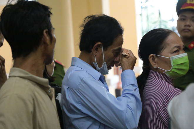 Phúc XO và các bị cáo lĩnh án, người thân khóc nghẹn sau phiên toà-10