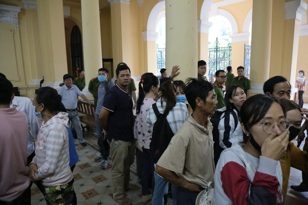 Phúc XO và các bị cáo lĩnh án, người thân khóc nghẹn sau phiên toà-7