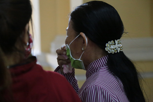 Phúc XO và các bị cáo lĩnh án, người thân khóc nghẹn sau phiên toà-17
