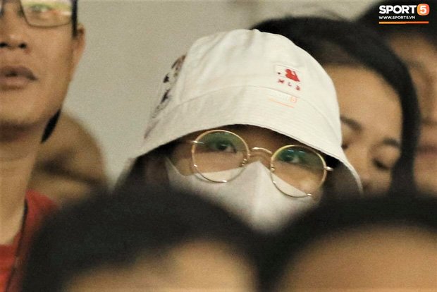 Vợ Công Phượng lần đầu lộ diện sau lễ đính hôn, đến sân cổ vũ chồng thi đấu-2