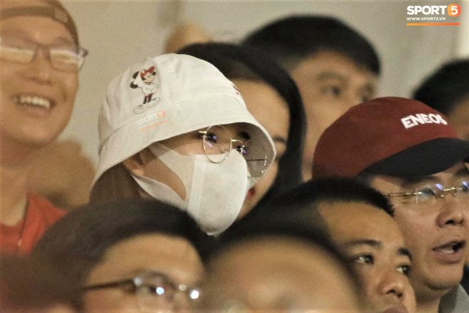 Vợ Công Phượng lần đầu lộ diện sau lễ đính hôn, đến sân cổ vũ chồng thi đấu-3