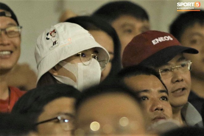 Vợ Công Phượng lần đầu lộ diện sau lễ đính hôn, đến sân cổ vũ chồng thi đấu-5