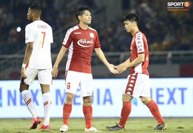 Vợ Công Phượng lần đầu lộ diện sau lễ đính hôn, đến sân cổ vũ chồng thi đấu-10