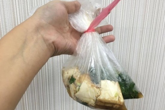 Ăn canh nóng đựng trong túi ni lông, một gia đình có con gái 9 tuổi dậy thì sớm, cậu con trai 7 tuổi “vùng kín” phát triển bất thường