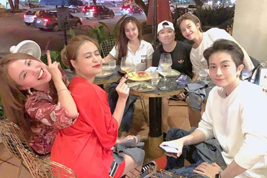 Gil Lê và Hoàng Thuỳ Linh công khai ngồi cạnh cực tình tứ khi tụ họp cùng hội bạn thân: Tiến độ này thì fan mừng phải biết!