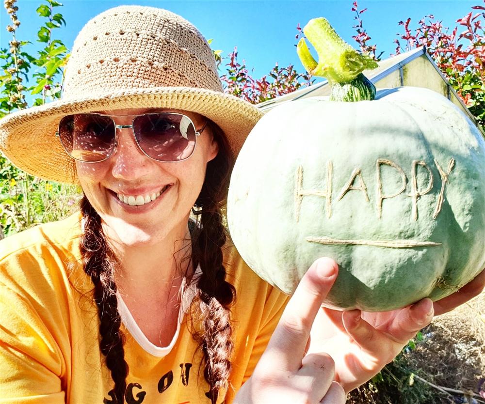 Khu vườn 225m² trồng toàn rau hữu cơ xanh tốt nhờ bí quyết dễ làm của bà mẹ trẻ đảm đang-4