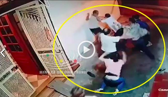 2 gia đình cầm tuýp sắt lao vào hỗn chiến kinh hoàng, người ra can ngăn cũng bị hành hung không thương tiếc-1