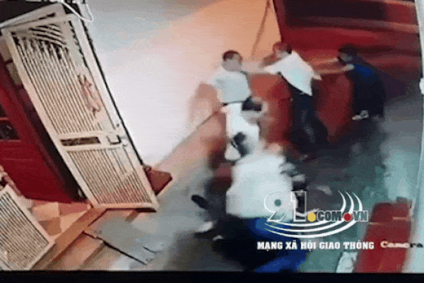 2 gia đình cầm tuýp sắt lao vào hỗn chiến kinh hoàng, người ra can ngăn cũng bị hành hung không thương tiếc