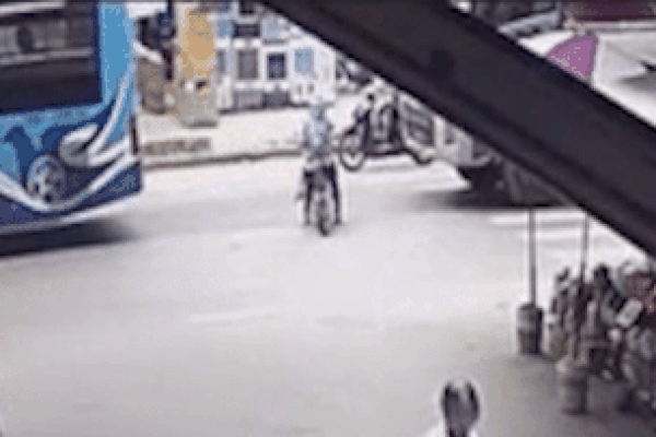 Băng qua đường thiếu quan sát, tài xế xe máy bị xe container húc ngã