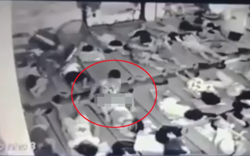 Lại thêm 1 vụ bé trai mầm non có hành động nhạy cảm với bé gái, người lớn xem xong clip choáng váng không tin vào mắt mình-1