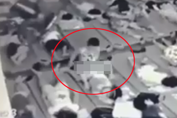 Vữa trần lớp học rơi bất ngờ, 5 trẻ mầm non nhập viện-3