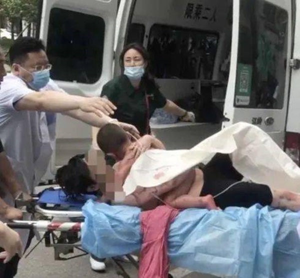 Vợ chồng đang tắm cho con thì máy nước nóng phát nổ khiến cả nhà bỏng nặng, cảnh tượng khi cấp cứu khiến ai cũng đau lòng-3