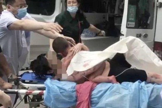 Vợ chồng đang tắm cho con thì máy nước nóng phát nổ khiến cả nhà bỏng nặng, cảnh tượng khi cấp cứu khiến ai cũng đau lòng